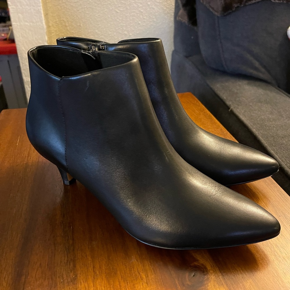 Size 8.5 Clark’s Leather Ankle Bootie